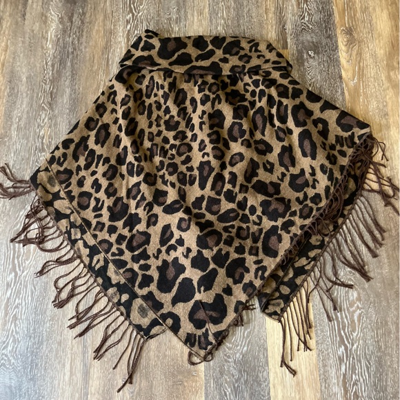 Leopard brown, black, tan print poncho, shawl wrap, cape one size fits most - Picture 3 of 3